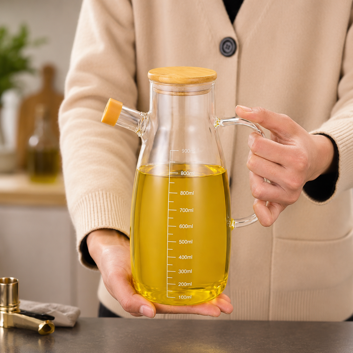 Transparent glass oil dispenser with ergonomic handle