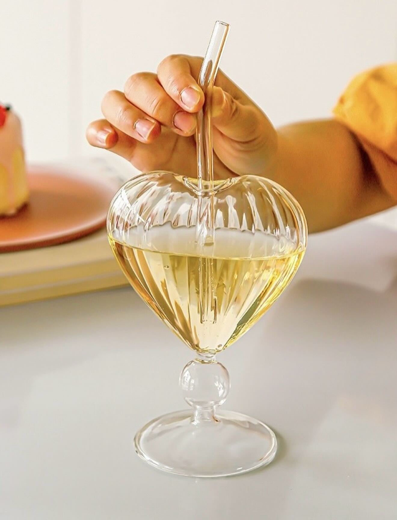 New Design Heart-Shaped Drinking Goblets – Juice &amp; Wine Cup with Straw&nbsp;