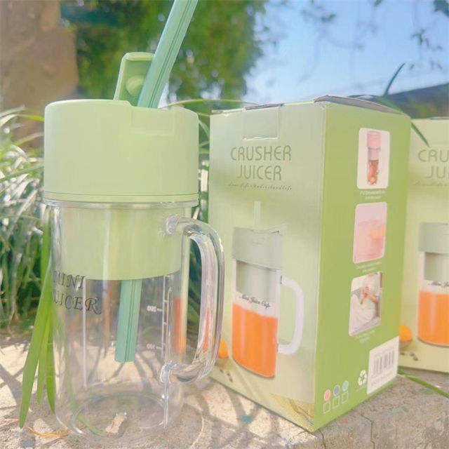Compact portable smoothie maker for travel and gym