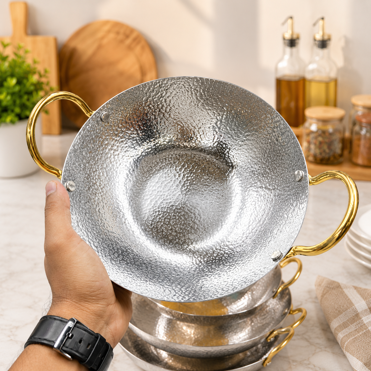 
Deep non-stick frying pan for family meals