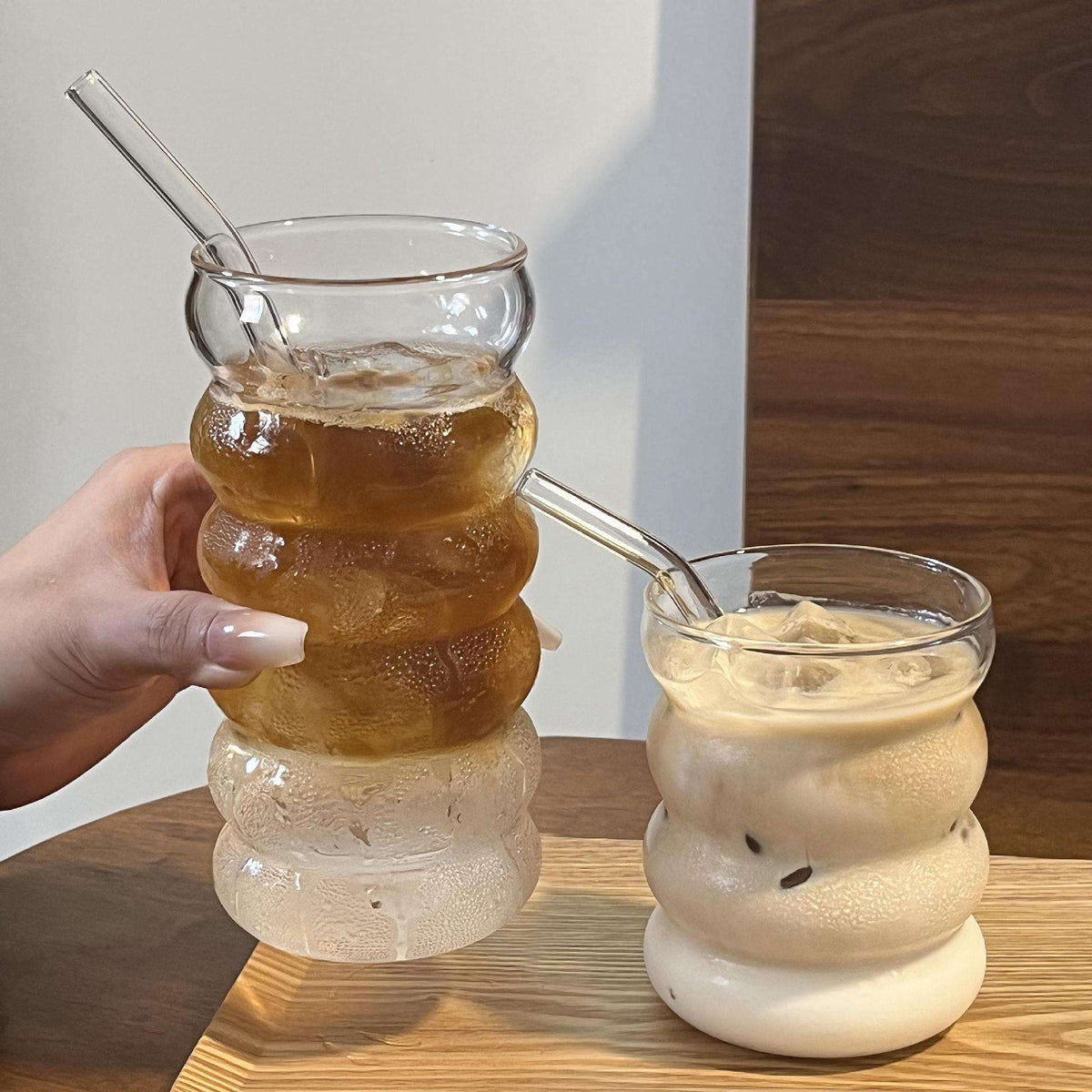 Glass drinking tumbler with reusable straw for iced beverages