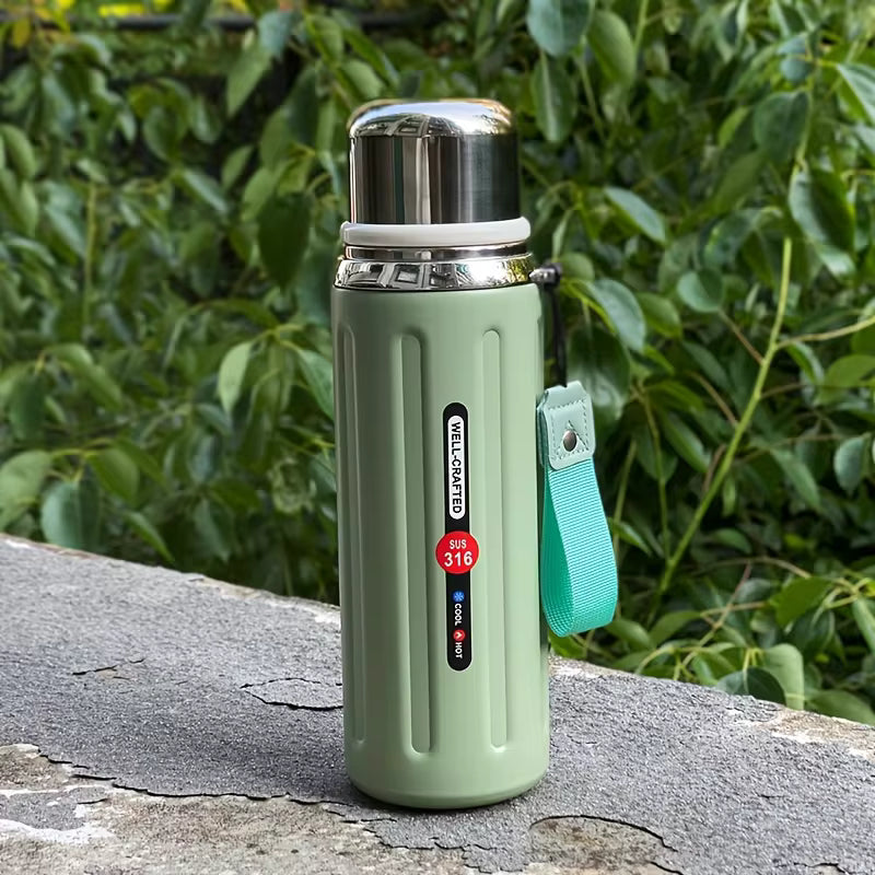 Vacuum insulated stainless steel bottle with temperature display