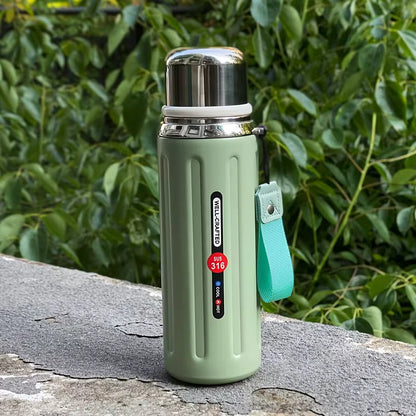 Vacuum insulated stainless steel bottle with temperature display