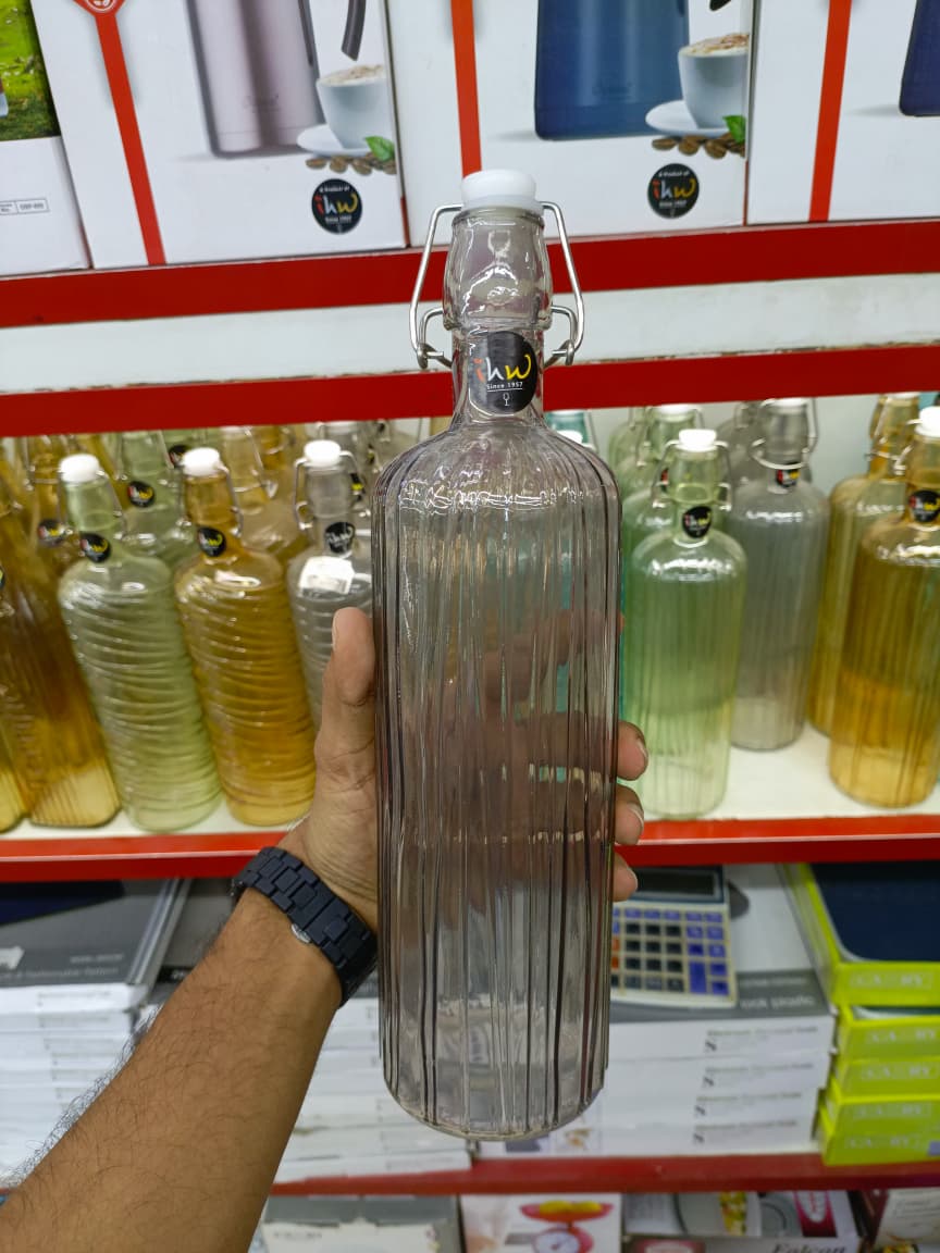 This elegant 1000ml glass bottle combines style and practicality for everyday use